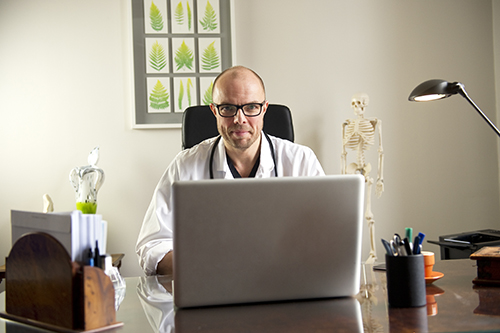 Kenneth Ilvall, specialist i allmänmedicin, tar emot patienter via videolänk. Bild: Christofer Dracke/Creative Commons Foto: Shutterstock